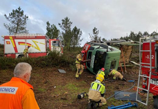 Operarios do GES de Brión liberan a un home que quedou atrapado debaixo do camión que conducía en Forniños (Negreira)